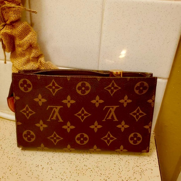 Louis Vuitton LV monogram toiletry bag with divider. - Picture 4 of 8